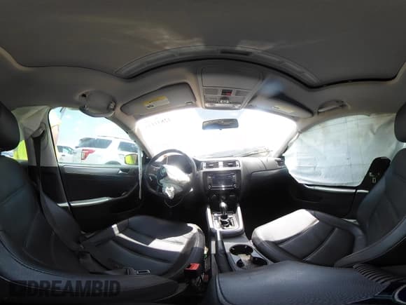 ✅ 2015 Volkswagen Jetta SE • VIN: 3VWLA7AJ4FM422351 • Lot: 42831125. Wystawiony na IAAI z przebiegiem 112 163 mil. Bezpłatny archiwum sprzedaży aukcyjnych z USA i szczegółowy raport historii pojazdu na DreamBid. Zdjęcie 18.