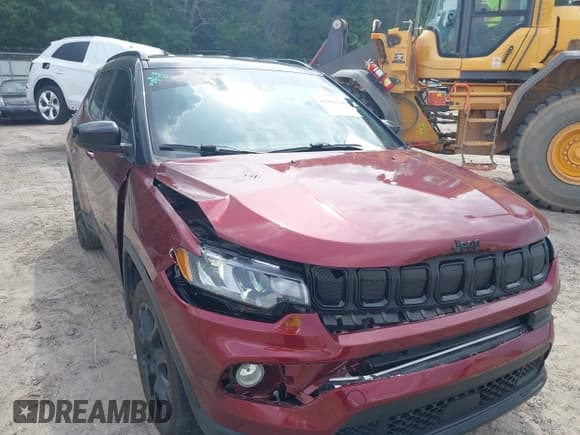 ✅ 2022 Jeep Compass Latitude • VIN: 3C4NJCBB2NT210970 • Lot: 42302790. Listed on IAAI with 27,999 mi. Free auction sales archive from the USA and detailed vehicle history report at DreamBid. Image 6.