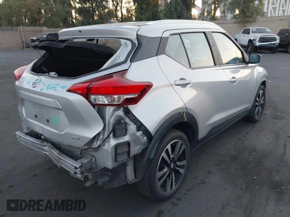 ✅ 2019 Nissan Kicks S • VIN: 3N1CP5CU5KL508672 • Lot: 42929960. Wystawiony na IAAI z przebiegiem 54 556 mil. Bezpłatny archiwum sprzedaży aukcyjnych z USA i szczegółowy raport historii pojazdu na DreamBid. Zdjęcie 4.