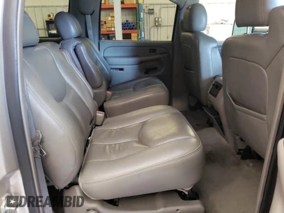 ✅ 2006 Chevrolet Suburban LS • VIN: 3GNGK26GX6G124877 • Лот: 47192555. Опубликован ранее на Copart с пробегом 204 578 миль. Бесплатный доступ к архиву аукционных продаж из США и подробный отчёт об истории автомобиля на DreamBid. Изображение 11.