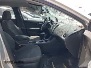 2019 Chevrolet Cruze с VIN 1G1BJ5SM4K7106148, выставлен на аукционе IAAI как лот 43014430 с пробегом 100 571 миль миль и . История ставок и продаж доступна на DreamBid. Изображение 5.