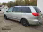 2009 Toyota Sienna LE z VIN 5TDZK23C79S272185, wystawiony jako Copart lot #90288145 z przebiegiem 272 534 mil mil oraz Czysty tytuł • Clean title. Historia ofert i sprzedaży dostępna na DreamBid. Obrazek 2.