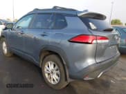 ✅ 2023 Toyota Corolla Cross LE • VIN: 7MUCAABG5PV045801 • Lot: 43504678. Wystawiony na IAAI z przebiegiem 24 996 mil. Bezpłatny archiwum sprzedaży aukcyjnych z USA i szczegółowy raport historii pojazdu na DreamBid. Zdjęcie 3.