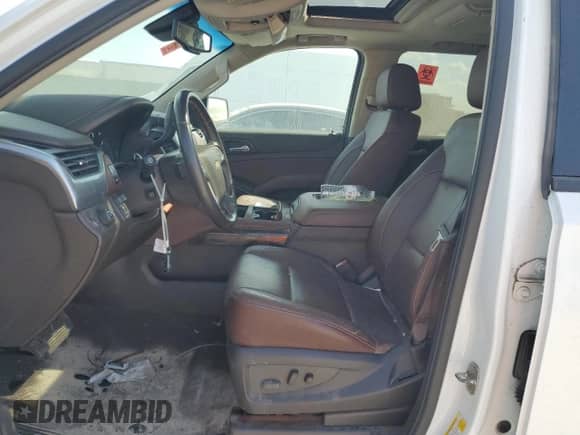 2020 Chevrolet Tahoe Premier z VIN 1GNSCCKJ5LR117426, wystawiony jako Copart lot #50105635 z przebiegiem Nie podano mil oraz Czysty tytuł • Clean title. Historia ofert i sprzedaży dostępna na DreamBid. Obrazek 7.