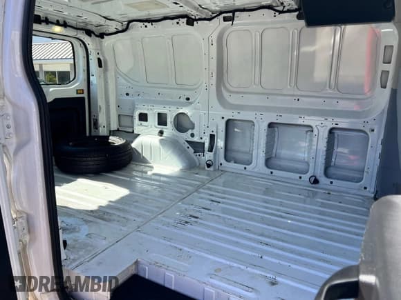 ✅ 2017 Ford Transit • VIN: 1FTYE1ZM3HKA13258 • Lot: 85299445. Wystawiony na Copart z przebiegiem 213 530 mil. Bezpłatny archiwum sprzedaży aukcyjnych z USA i szczegółowy raport historii pojazdu na DreamBid. Zdjęcie 6.