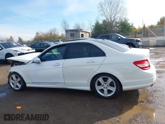 ✅ 2010 Mercedes-Benz C 300 Sport • VIN: WDDGF8BB7AF520372 • Lot: 43750409. Wystawiony na IAAI z przebiegiem 183 192 mil. Bezpłatny archiwum sprzedaży aukcyjnych z USA i szczegółowy raport historii pojazdu na DreamBid. Zdjęcie 15.