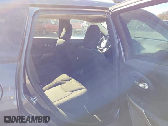 ✅ 2018 Jeep Cherokee Latitude • VIN: 1C4PJMCB5JD575754 • Lot: 43616882. Wystawiony na IAAI z przebiegiem 47 899 mil. Bezpłatny archiwum sprzedaży aukcyjnych z USA i szczegółowy raport historii pojazdu na DreamBid. Zdjęcie 8.