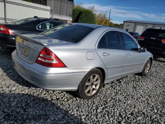 ✅ 2007 Mercedes-Benz C 280 Luxury • VIN: WDBRF92H47F881174 • Лот: 87045805. Опубликован ранее на Copart с пробегом 169 158 миль. Бесплатный доступ к архиву аукционных продаж из США и подробный отчёт об истории автомобиля на DreamBid. Изображение 3.