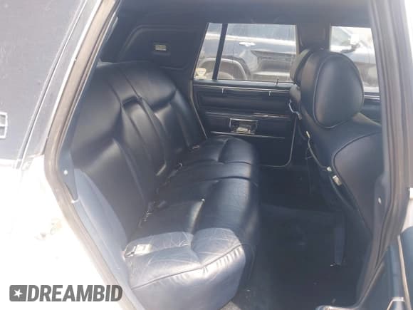 ✅ 1988 Lincoln Town Car • VIN: 1LNBM82F6JY657266 • Lot: 42772571. Wystawiony na IAAI z przebiegiem 74 683 mil. Bezpłatny archiwum sprzedaży aukcyjnych z USA i szczegółowy raport historii pojazdu na DreamBid. Zdjęcie 8.