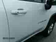 2021 Chevrolet Silverado 2500HD LT z VIN 1GC1YNE72MF229010, wystawiony jako IAAI lot #43072878 z przebiegiem 105 861 mil mil oraz . Historia ofert i sprzedaży dostępna na DreamBid. Obrazek 1.