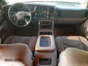 ✅ 2005 GMC Yukon SLE • VIN: 1GKEC13T55R159354 • Lot: 52994525. Wystawiony na Copart z przebiegiem 180 930 mil. Bezpłatny archiwum sprzedaży aukcyjnych z USA i szczegółowy raport historii pojazdu na DreamBid. Zdjęcie 8.