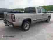 ✅ 2000 Chevrolet Silverado 1500 LS • VIN: 2GCEK19V6Y1387304 • Lot: 42312482. Wystawiony na IAAI z przebiegiem 279 382 mil mil. Skorzystaj z bezpłatnego archiwum sprzedaży aukcyjnych z USA i zobacz szczegółowy raport historii pojazdu na DreamBid. Zdjęcie 4.