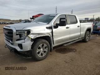 ✅ 2021 GMC Sierra 1500 • VIN: 3GTU9AEF4MG145182 • Lot: 84267464. Wystawiony na Copart z przebiegiem 88 092 mil. Bezpłatny archiwum sprzedaży aukcyjnych z USA i szczegółowy raport historii pojazdu na DreamBid. Zdjęcie 1.