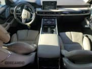 ✅ 2021 Lincoln Aviator Reserve • VIN: 5LM5J7WCXMGL07498 • Lot: 48251495. Wystawiony na Copart z przebiegiem 57 226 mil. Bezpłatny archiwum sprzedaży aukcyjnych z USA i szczegółowy raport historii pojazdu na DreamBid. Zdjęcie 8.