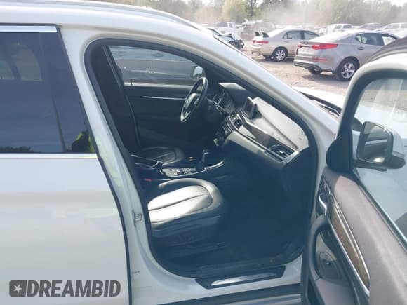 ✅ 2017 BMW X1 xDrive28i • VIN: WBXHT3C32H5F80843 • Lot: 43357310. Wystawiony na IAAI z przebiegiem 83 163 mil. Bezpłatny archiwum sprzedaży aukcyjnych z USA i szczegółowy raport historii pojazdu na DreamBid. Zdjęcie 5.