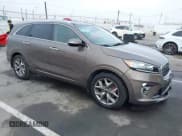 ✅ 2019 Kia Sorento SX • VIN: 5XYPK4A58KG502276 • Lot: 43655670. Wystawiony na IAAI z przebiegiem 44 574 mil. Bezpłatny archiwum sprzedaży aukcyjnych z USA i szczegółowy raport historii pojazdu na DreamBid. Zdjęcie 1.
