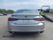 ✅ 2024 Lexus ES 350 • VIN: 58ADZ1B18RU169664 • Lot: 42507313. Wystawiony na IAAI z przebiegiem 7 899 mil. Bezpłatny archiwum sprzedaży aukcyjnych z USA i szczegółowy raport historii pojazdu na DreamBid. Zdjęcie 16.