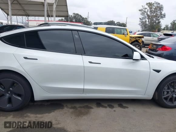 ✅ 2023 Tesla Model 3 Long Range • VIN: 5YJ3E1EBXPF712235 • Lot: 41986915. Wystawiony na IAAI z przebiegiem 18 566 mil. Bezpłatny archiwum sprzedaży aukcyjnych z USA i szczegółowy raport historii pojazdu na DreamBid. Zdjęcie 13.