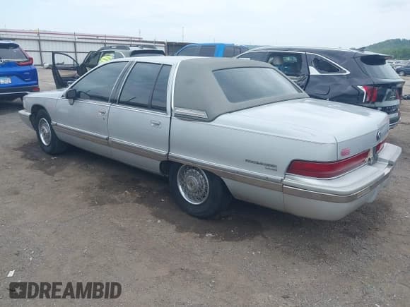 ✅ 1992 Buick Roadmaster Ltd • VIN: 1G4BT5377NR447882 • Lot: 42373230. Listed on IAAI with 91,974 mi. Free auction sales archive from the USA and detailed vehicle history report at DreamBid. Image 3.