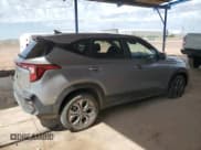 ✅ 2025 Kia Seltos LX • VIN: KNDEPCAA4S7728747 • Лот: 81564535. Опубликован ранее на Copart с пробегом 39 211 миль. Бесплатный доступ к архиву аукционных продаж из США и подробный отчёт об истории автомобиля на DreamBid. Изображение 3.