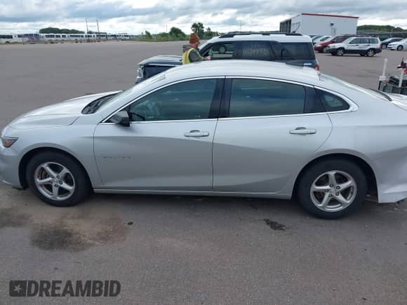 2018 Chevrolet Malibu LS z VIN 1G1ZC5ST0JF263860, wystawiony jako IAAI lot #43152367 z przebiegiem 106 196 mil mil oraz . Historia ofert i sprzedaży dostępna na DreamBid. Obrazek 14.