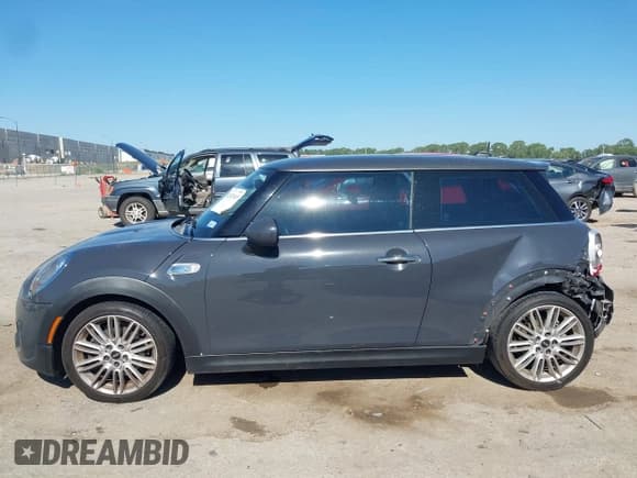 ✅ 2015 MINI Hardtop S • VIN: WMWXP7C59F2A35675 • Lot: 42824945. Wystawiony na IAAI z przebiegiem 88 399 mil. Bezpłatny archiwum sprzedaży aukcyjnych z USA i szczegółowy raport historii pojazdu na DreamBid. Zdjęcie 14.
