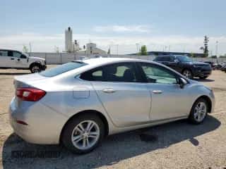 2018 Chevrolet Cruze LT z VIN 1G1BE5SM9J7195377, wystawiony jako Copart lot #66462935 z przebiegiem 136 877 mil mil oraz Szkoda całkowita • Salvage title. Historia ofert i sprzedaży dostępna na DreamBid. Obrazek 3.