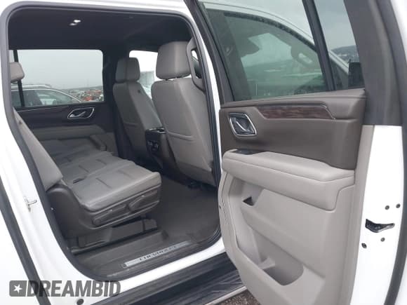 ✅ 2023 Chevrolet Suburban LT • VIN: 1GNSCCKD2PR203535 • Lot: 41813006. Wystawiony na IAAI z przebiegiem 66 408 mil. Bezpłatny archiwum sprzedaży aukcyjnych z USA i szczegółowy raport historii pojazdu na DreamBid. Zdjęcie 8.