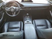 ✅ 2020 Mazda CX-30 Premium • VIN: 3MVDMAEMXLM122033 • Lot: 81964355. Wystawiony na Copart z przebiegiem 54 508 mil. Bezpłatny archiwum sprzedaży aukcyjnych z USA i szczegółowy raport historii pojazdu na DreamBid. Zdjęcie 8.