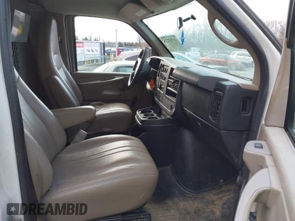 ✅ 2014 Chevrolet Express Cargo • VIN: 1GCWGFFA6E1103305 • Lot: 43715276. Wystawiony na IAAI z przebiegiem 148 499 mil. Bezpłatny archiwum sprzedaży aukcyjnych z USA i szczegółowy raport historii pojazdu na DreamBid. Zdjęcie 5.