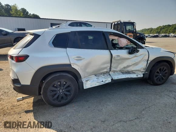 ✅ 2024 Mazda CX-50 S Premium • VIN: 7MMVABDM7RN185949 • Лот: 81394375. Опубликован ранее на Copart с пробегом 19 655 миль. Бесплатный доступ к архиву аукционных продаж из США и подробный отчёт об истории автомобиля на DreamBid. Изображение 3.