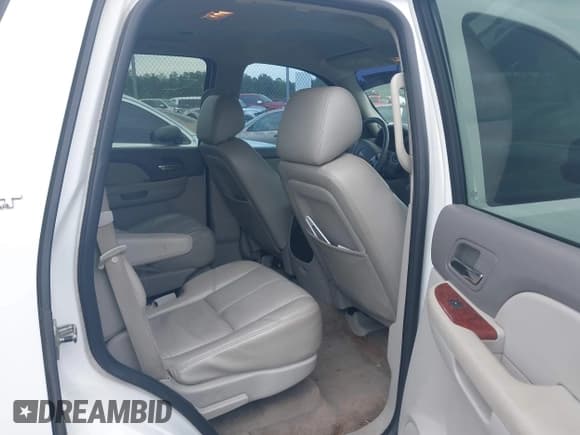 ✅ 2010 GMC Yukon SLT • VIN: 1GKUCCE07AR227268 • Lot: 42471770. Listed on IAAI with 215,047 mi. Free auction sales archive from the USA and detailed vehicle history report at DreamBid. Image 8.