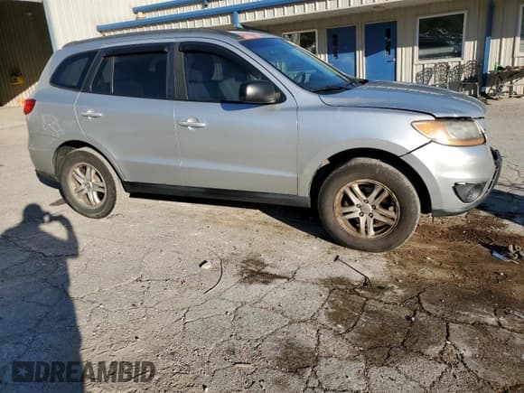 ✅ 2010 Hyundai Santa Fe GLS • VIN: 5NMSGDAB4AH346114 • Lot: 70397474. Listed on Copart with 177,510 mi. Free auction sales archive from the USA and detailed vehicle history report at DreamBid. Image 4.