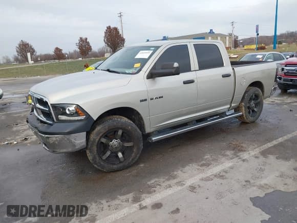 ✅ 2010 Dodge 1500 Laramie • VIN: 1D7RV1CT7AS211017 • Lot: 41054939. Wystawiony na IAAI z przebiegiem 135 982 mil. Bezpłatny archiwum sprzedaży aukcyjnych z USA i szczegółowy raport historii pojazdu na DreamBid. Zdjęcie 19.