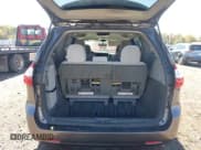 ✅ 2015 Toyota Sienna LE • VIN: 5TDKK3DC9FS685243 • Lot: 43544206. Wystawiony na IAAI z przebiegiem 263 121 mil. Bezpłatny archiwum sprzedaży aukcyjnych z USA i szczegółowy raport historii pojazdu na DreamBid. Zdjęcie 17.