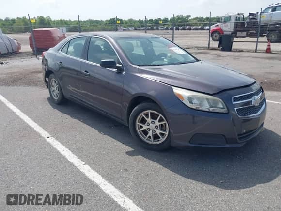 2013 Chevrolet Malibu LS z VIN 1G11A5SA2DF256785, wystawiony jako IAAI lot #42630945 z przebiegiem Nie podano mil oraz . Historia ofert i sprzedaży dostępna na DreamBid. Obrazek 1.