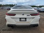 ✅ 2022 BMW M8 Competition • VIN: WBSGV0C02NCG77628 • Lot: 63987104. Wystawiony na Copart z przebiegiem 27 711 mil. Bezpłatny archiwum sprzedaży aukcyjnych z USA i szczegółowy raport historii pojazdu na DreamBid. Zdjęcie 6.