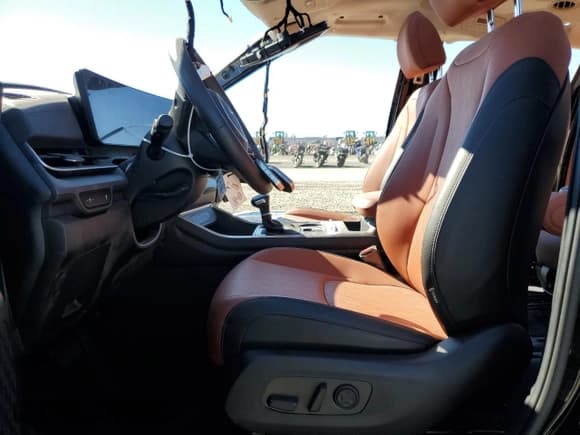 ✅ 2025 Kia Carnival SX Prestige • VIN: KNDNE5K38S6471356 • Lot: 87080775. Listed on Copart with 9,378 mi. Free auction sales archive from the USA and detailed vehicle history report at DreamBid. Image 7.