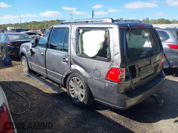 ✅ 2011 Lincoln Navigator • VIN: 5LMJJ2J58BEJ08176 • Lot: 40549281. Listed on IAAI with 115,745 mi. Free auction sales archive from the USA and detailed vehicle history report at DreamBid. Image 3.