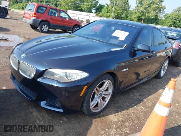 ✅ 2013 BMW 5 Series 550i xDrive • VIN: WBAFU9C50DDY71597 • Lot: 43002483. Wystawiony na IAAI z przebiegiem 141 276 mil. Bezpłatny archiwum sprzedaży aukcyjnych z USA i szczegółowy raport historii pojazdu na DreamBid. Zdjęcie 2.