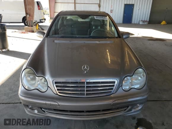 ✅ 2005 Mercedes-Benz C 320 • VIN: WDBRF64J65F672627 • Lot: 85569935. Wystawiony na Copart z przebiegiem 142 084 mil. Bezpłatny archiwum sprzedaży aukcyjnych z USA i szczegółowy raport historii pojazdu na DreamBid. Zdjęcie 5.
