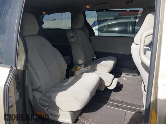 ✅ 2011 Toyota Sienna LE • VIN: 5TDKK3DC2BS115014 • Lot: 43668446. Wystawiony na IAAI z przebiegiem 193 824 mil. Bezpłatny archiwum sprzedaży aukcyjnych z USA i szczegółowy raport historii pojazdu na DreamBid. Zdjęcie 8.