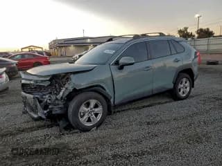 ✅ 2021 Toyota RAV4 XLE • VIN: 2T3W1RFV3MW166190 • Lot: 94295855. Wystawiony na Copart z przebiegiem 25 326 mil. Bezpłatny archiwum sprzedaży aukcyjnych z USA i szczegółowy raport historii pojazdu na DreamBid. Zdjęcie 1.