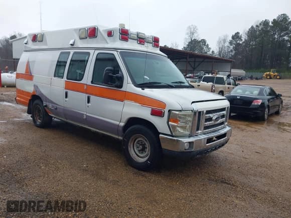 ✅ 2013 Ford E-Series Commercial • VIN: 1FDSS3ES9DDA09286 • Lot: 41563966. Wystawiony na IAAI z przebiegiem 336 040 mil. Bezpłatny archiwum sprzedaży aukcyjnych z USA i szczegółowy raport historii pojazdu na DreamBid. Zdjęcie 1.