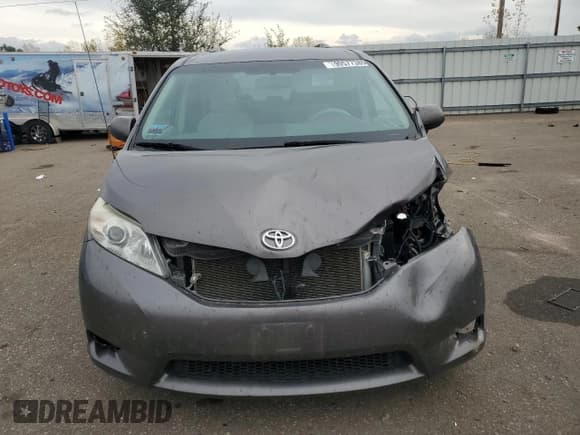 ✅ 2013 Toyota Sienna LE • VIN: 5TDKK3DC0DS351356 • Lot: 90577385. Wystawiony na Copart z przebiegiem 183 215 mil. Bezpłatny archiwum sprzedaży aukcyjnych z USA i szczegółowy raport historii pojazdu na DreamBid. Zdjęcie 5.