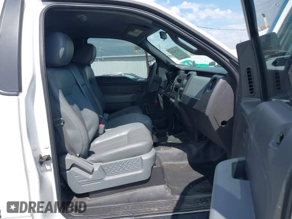 ✅ 2014 Ford F-150 XL • VIN: 1FTMF1CM3EKD68639 • Lot: 43294137. Wystawiony na IAAI z przebiegiem 151 838 mil. Bezpłatny archiwum sprzedaży aukcyjnych z USA i szczegółowy raport historii pojazdu na DreamBid. Zdjęcie 5.