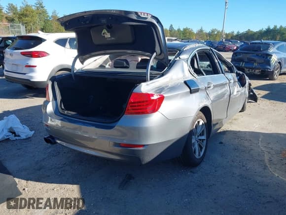 ✅ 2016 BMW 5 Series 528i xDrive • VIN: WBA5A7C5XGG151171 • Лот: 43318784. Опубликован ранее на IAAI с пробегом 147 388 миль. Бесплатный доступ к архиву аукционных продаж из США и подробный отчёт об истории автомобиля на DreamBid. Изображение 4.