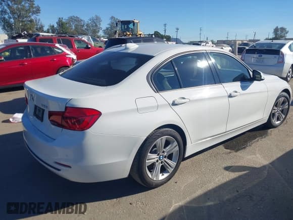 ✅ 2016 BMW 3 Series 328i • VIN: WBA8E9G55GNT82921 • Lot: 43791702. Wystawiony na IAAI z przebiegiem 121 914 mil. Bezpłatny archiwum sprzedaży aukcyjnych z USA i szczegółowy raport historii pojazdu na DreamBid. Zdjęcie 4.
