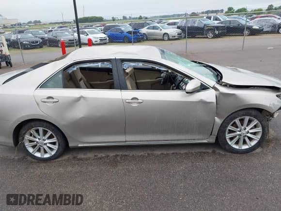 2013 Toyota Camry LE z VIN 4T1BD1FK3DU083610, wystawiony jako IAAI lot #42601184 z przebiegiem 94 250 mil mil oraz . Historia ofert i sprzedaży dostępna na DreamBid. Obrazek 13.