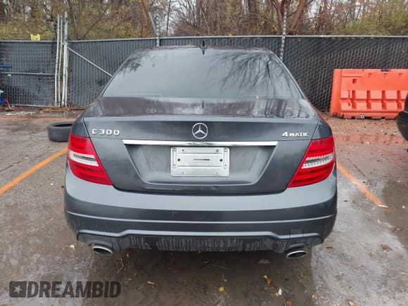 ✅ 2013 Mercedes-Benz C 300 Luxury • VIN: WDDGF8AB9DR245916 • Lot: 43772459. Wystawiony na IAAI z przebiegiem 178 935 mil. Bezpłatny archiwum sprzedaży aukcyjnych z USA i szczegółowy raport historii pojazdu na DreamBid. Zdjęcie 17.